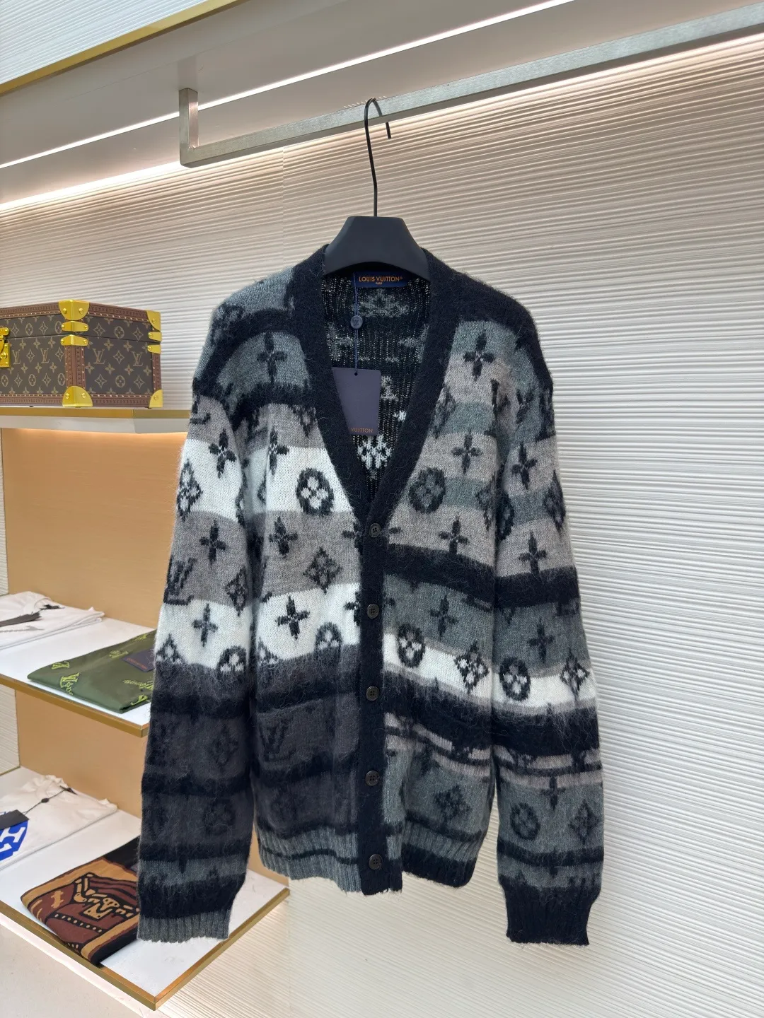 LOUIS VUITTON gradient mohair cardigan ●Original version: Purchased and developed by 15989 ●Item number: 1680803-C75 ●Fabric: mohair fabric ●Technology: knitting ●Version: loose fit ●Weight: about 685 grams ●Size: XS-S-M-L ●Description: Custom-woven mohair 67% + nylon 28% + sheep wool 5% yarn, purchased rich and finely ground mohair, imported Stoll weaving, full body alignment and stripe stitching, with black and white gray tones to highlight the full Monogram For the pattern, the mohair has been washed and naturally milled. After the shirt is woven, you need to manually remove the dotted lines that hang the hair, draw the knots and sew them. After sewing, wash and iron them to shape, then remove the clamps and catch the hair, wash it after catching it, and finally catch the hair again to achieve the same wool feel and effect as ZP. The process is very complicated. The overall wiring is straight and delicate, the fabric is comfortable and soft, and the color is consistent without color difference. It can be matched with the same style to create a fashionable look and control various occasions. Customized accessories, complete with three standards, same style for men and women!